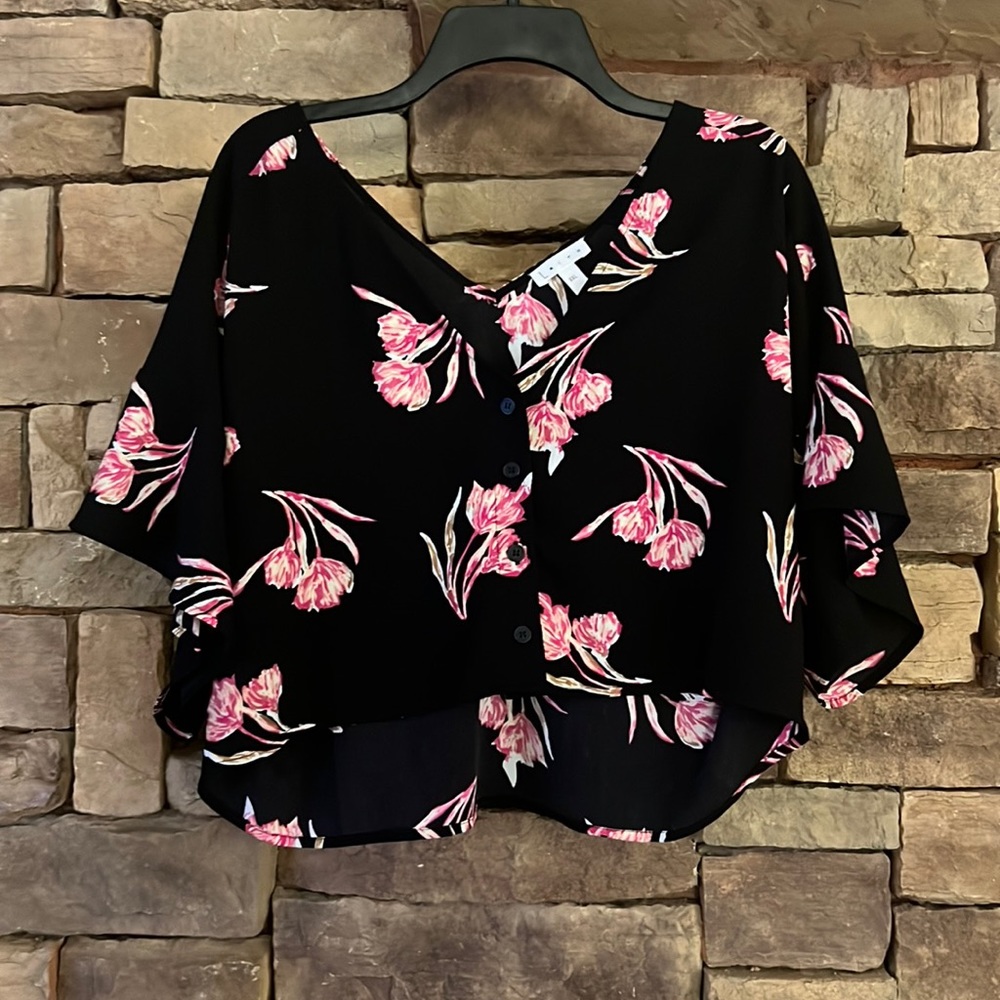 Black, crop, floral, button front top with ruffle sleeve in size XXL